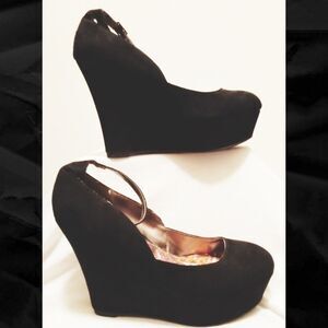TR Madden Girl ~  Black Velveteen Razorr Wedges - EUC